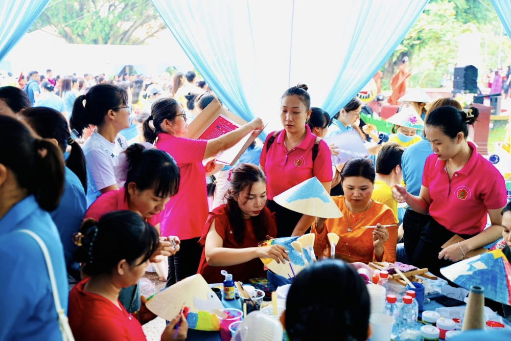 Các cô giáo trường mầm non Hoa Phượng 1 phấn khởi tham gia hội thi vẽ nón lá. Ảnh: Hội LHPN xã Vĩnh Lộc