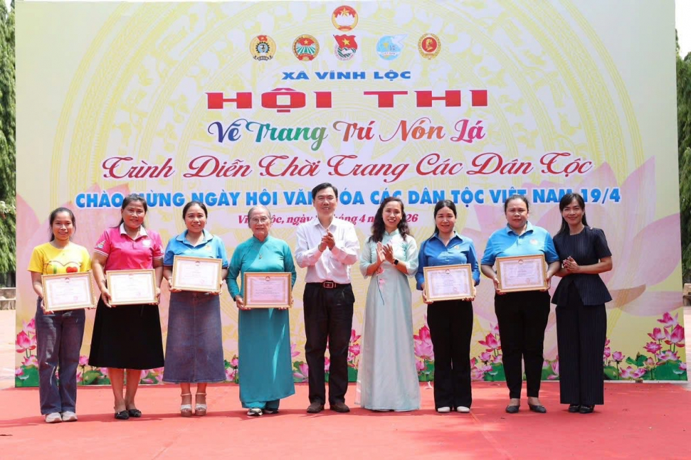 Đại diện Sở Dân tộc và Tôn giáo TPHCM và Hội LHPN TPHCM v trao thưởng cho các đội thi đoạt giải hội thi “Vẽ trang trí nón lá các dân tộc Việt Nam”  . Ảnh: Hội LHPN xã Vĩnh Lộc