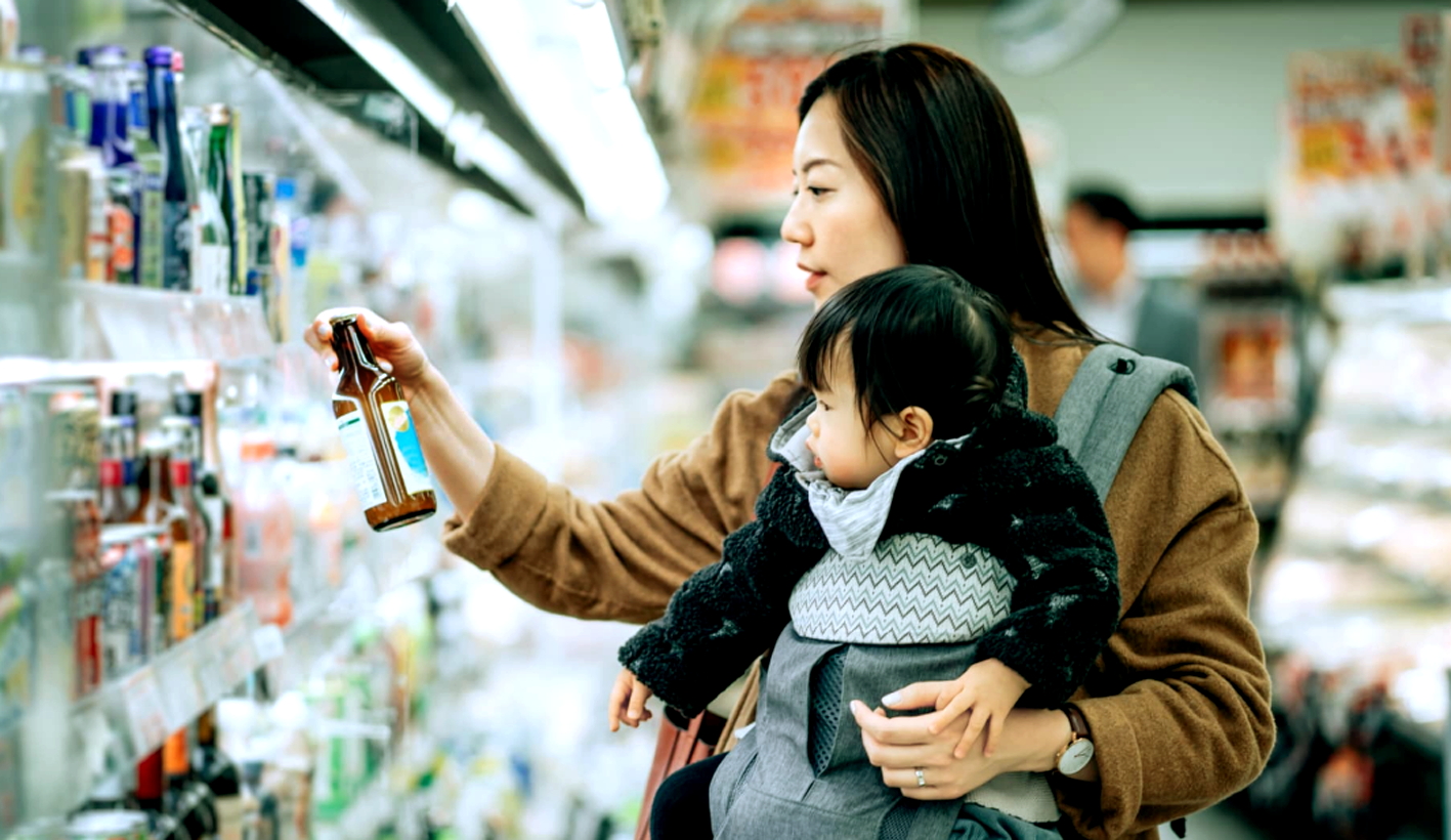 Gánh nặng nuôi con là một trong những nguyên nhân khiến nhiều người ngại sinh - Nguồn ảnh: Getty Images