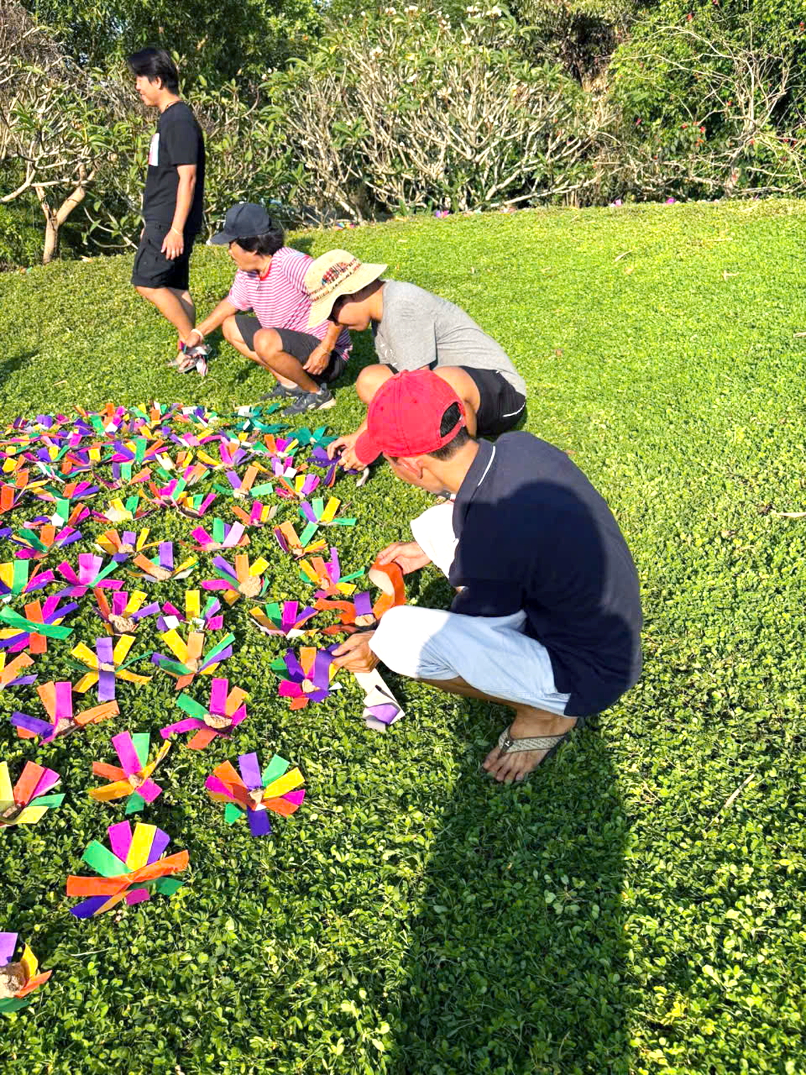 Thành kính đặt những cánh hoa ngũ sắc trong ngày Thanh minh - ẢNH: Q.T.