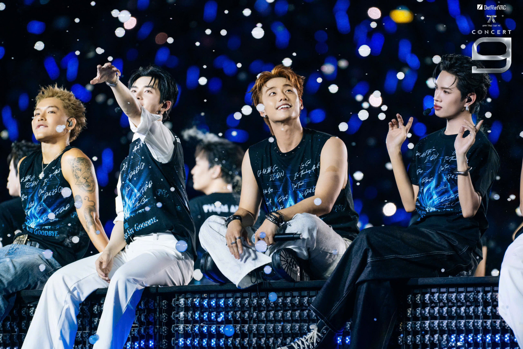 Bài hát mở màn đêm diễn Say Hi Never say goodbye - Ảnh: Đ.V