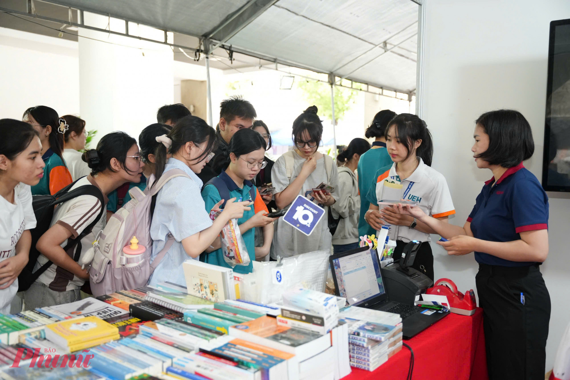 Sinh viên tìm kiếm cơ hội thực tập và làm việc tại ngày hội - Ảnh: Nguyễn Loan