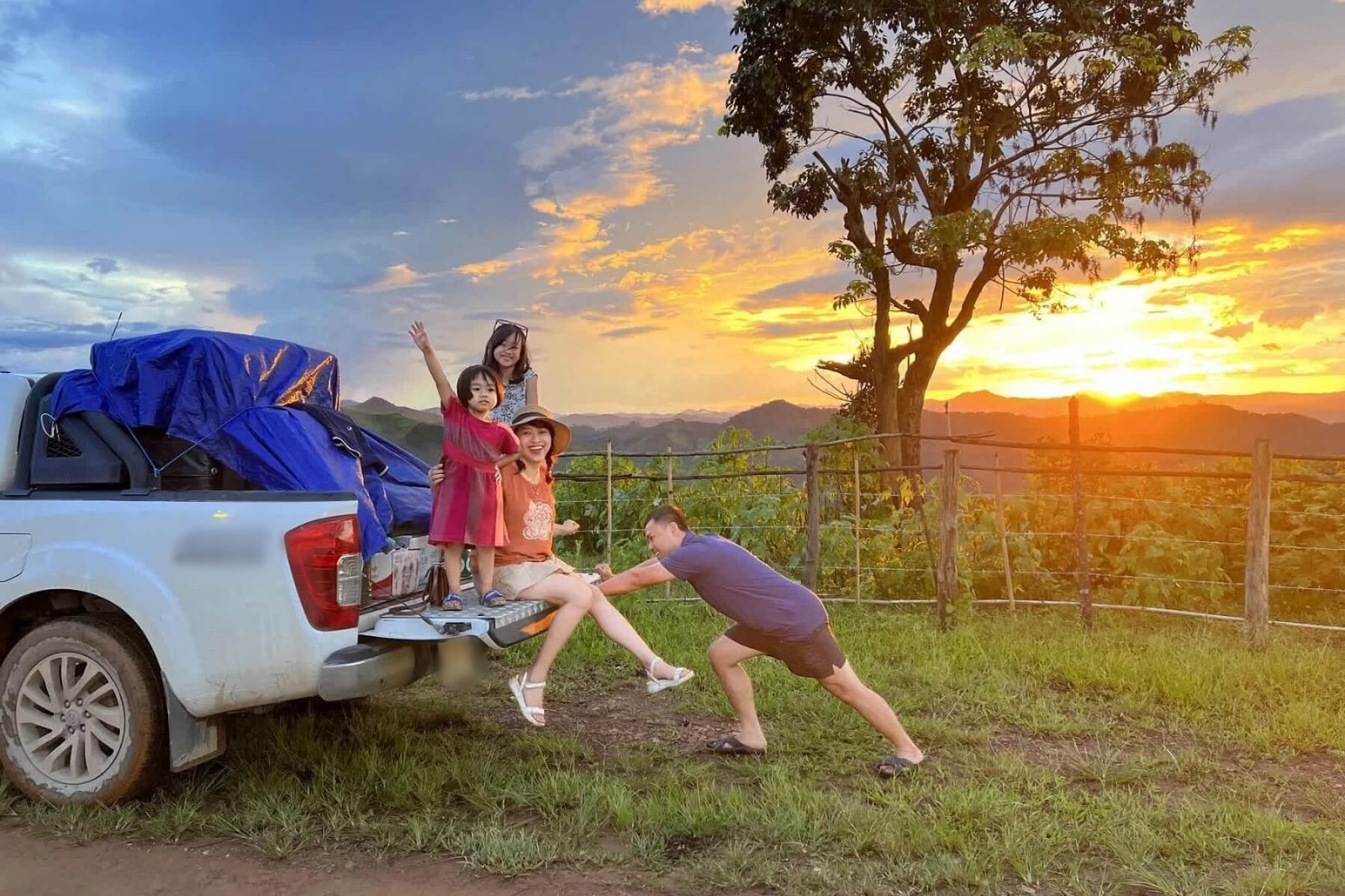 Nhiều gia đình Việt chọn nghỉ dưỡng gần nhà, di chuyển bằng ô tô để tiết kiệm chi phí - Ảnh: QBT