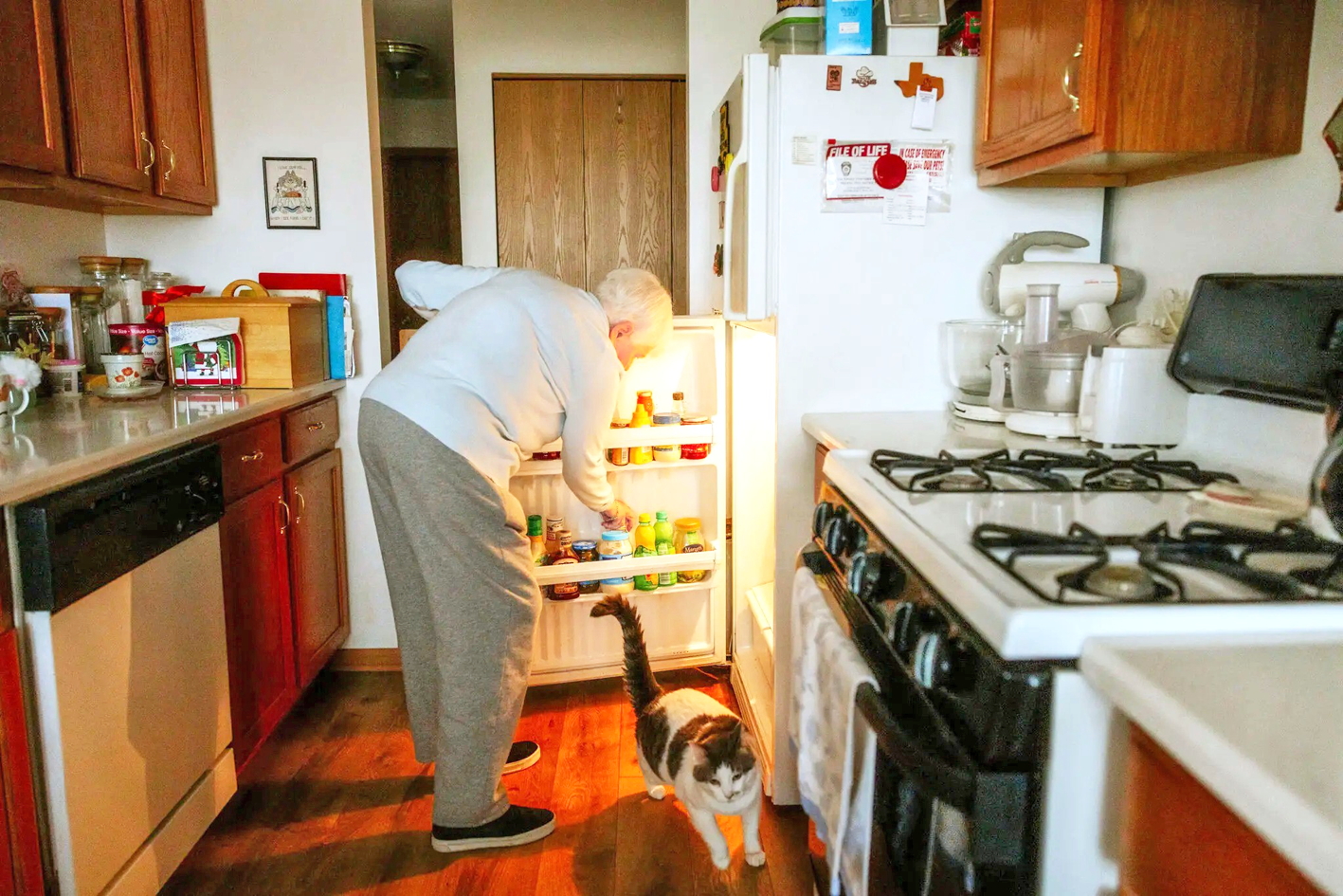 Nhiều người già phải thay đổi thói quen ăn uống và sinh hoạt do giá cả tăng cao - Nguồn ảnh: The New York Times