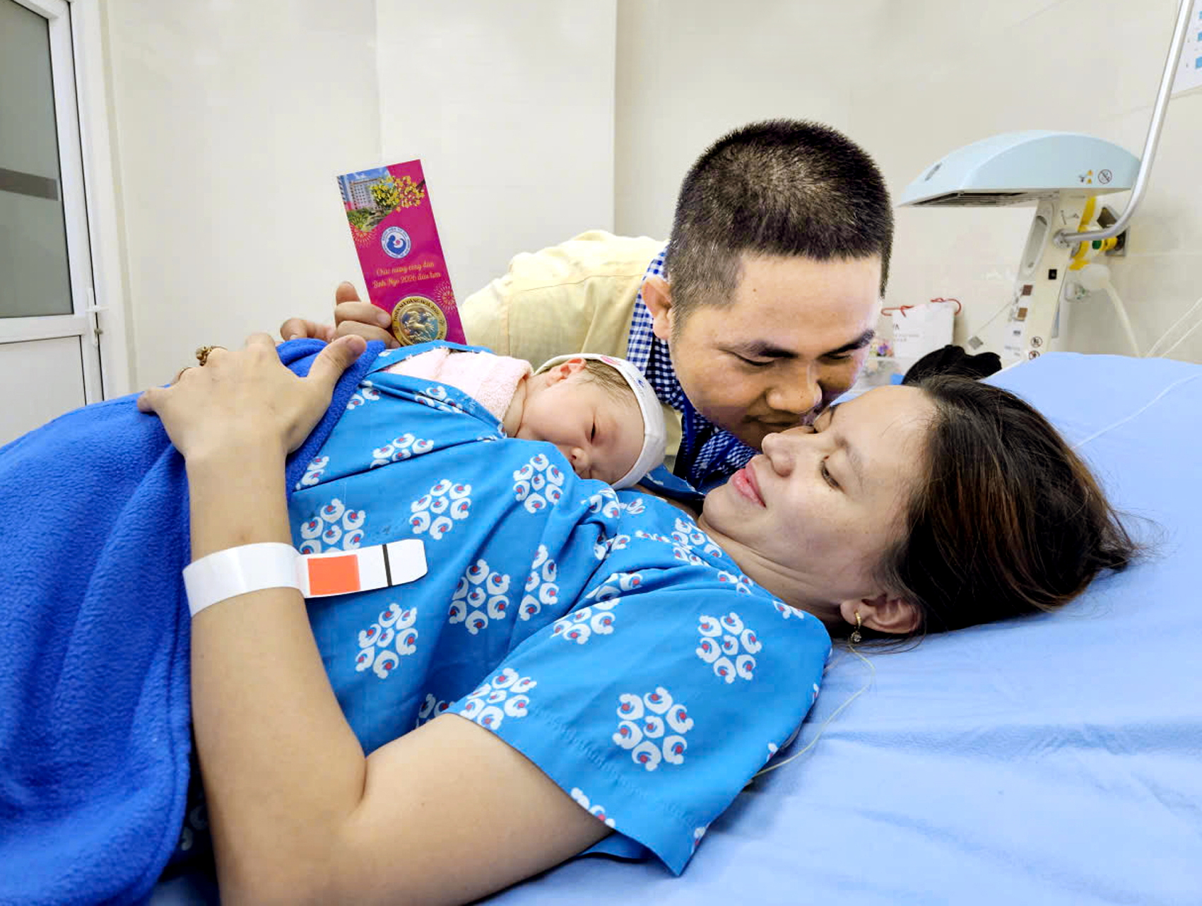 Gia đình chị Trần Kim Yến (31 tuổi, TPHCM) hạnh phúc đón thêm em bé tại Bệnh viện Từ Dũ