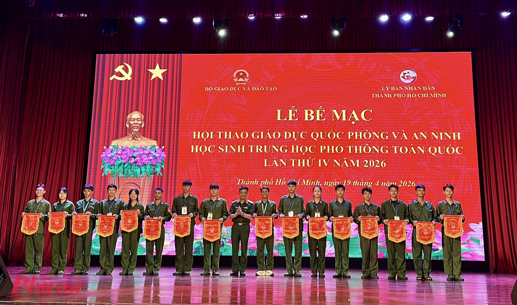 Ban tổ chức trao giải cho các học sinh đoạt giải tại Hội thao giáo dục quốc phòng và an ninh học sinh THPT toàn quốc 2026 - Ảnh: 