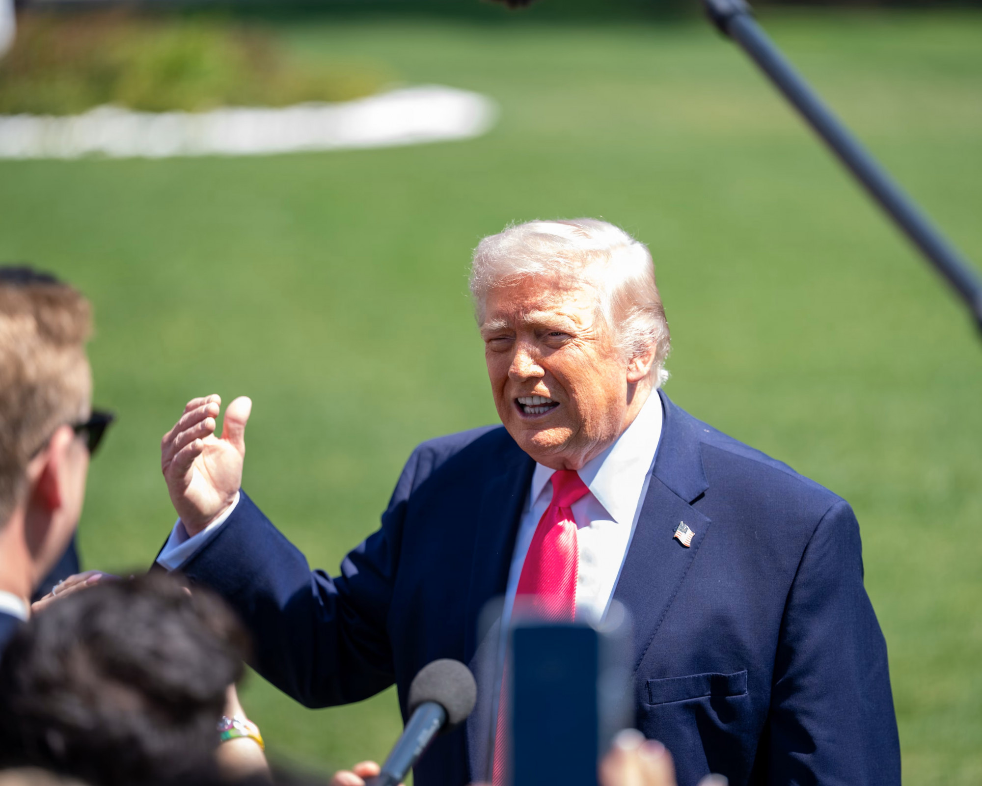 Tổng thống Mỹ Donald Trump trả lời câu hỏi của giới truyền thông trước khi lên trực thăng tại thủ đô Washington - Ảnh: Andrew Leyden/NurPhoto/Shutterstock