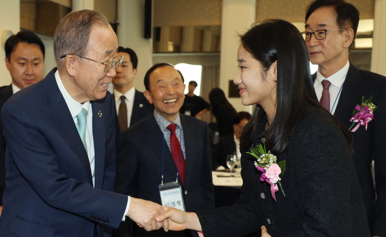 An Se Young (bên phải) và Ban Ki-moon – cựu Tổng Thư ký Liên Hợp Quốc – chào hỏi nhau tại buổi lễ