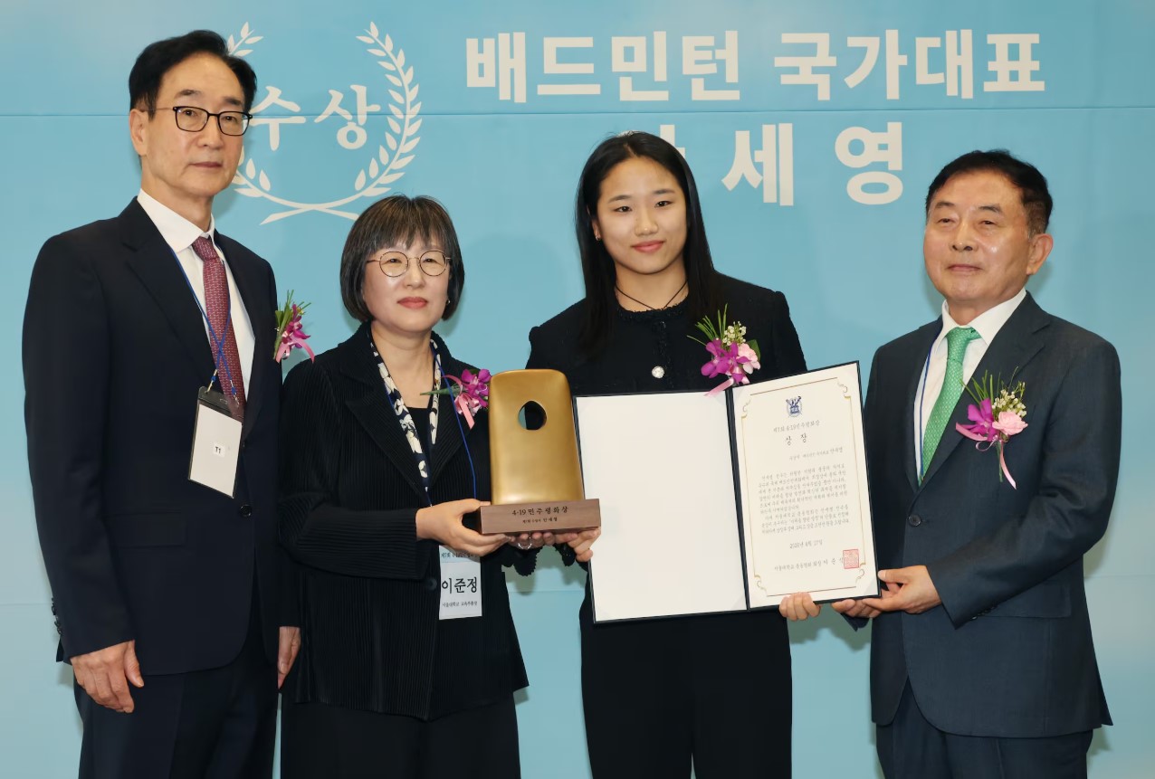 An Se Young (thứ ba từ trái sang), người đã hoàn tất “Grand Slam” tại các giải cầu lông lớn thế giới, nhận Giải thưởng Hòa bình Dân chủ tại lễ trao Giải thưởng Hòa bình Dân chủ 4·19 lần thứ 7, diễn ra tại Trung tâm Báo chí ở quận Jung-gu, Seoul vào ngày 17. (Ảnh Yohap)