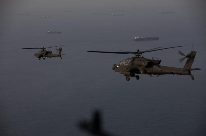Máy bay trực thăng AH-64 Apache của Lục quân Hoa Kỳ bay phía trên eo biển Hormuz trong một tuần tra, ngày 17 tháng 4 năm 2026. (Ảnh: X/@CENTCOM)