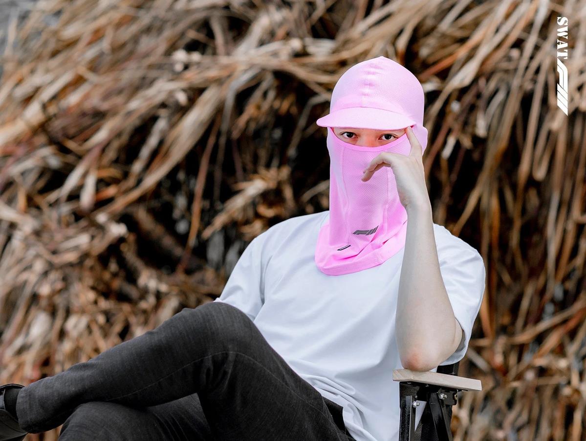 Khăn Trùm Đầu Swat F3 Phụ Kiện Khăn Trùm Đầu Swat F3 được sản xuất từ Vải Kim cương (UPF 50+), thành phần: Cotton Polyester Spandex.  Vải Kim cương (UPF 50+) là loại vải được dệt từ sợi cotton, polyester và spandex. Trong đó, sợi cotton giúp tạo sự mềm mại, thấm hút mồ hôi tốt; sợi polyester giúp tăng độ bền và khả năng chống tia UV; sợi spandex giúp vải có độ co giãn tốt.