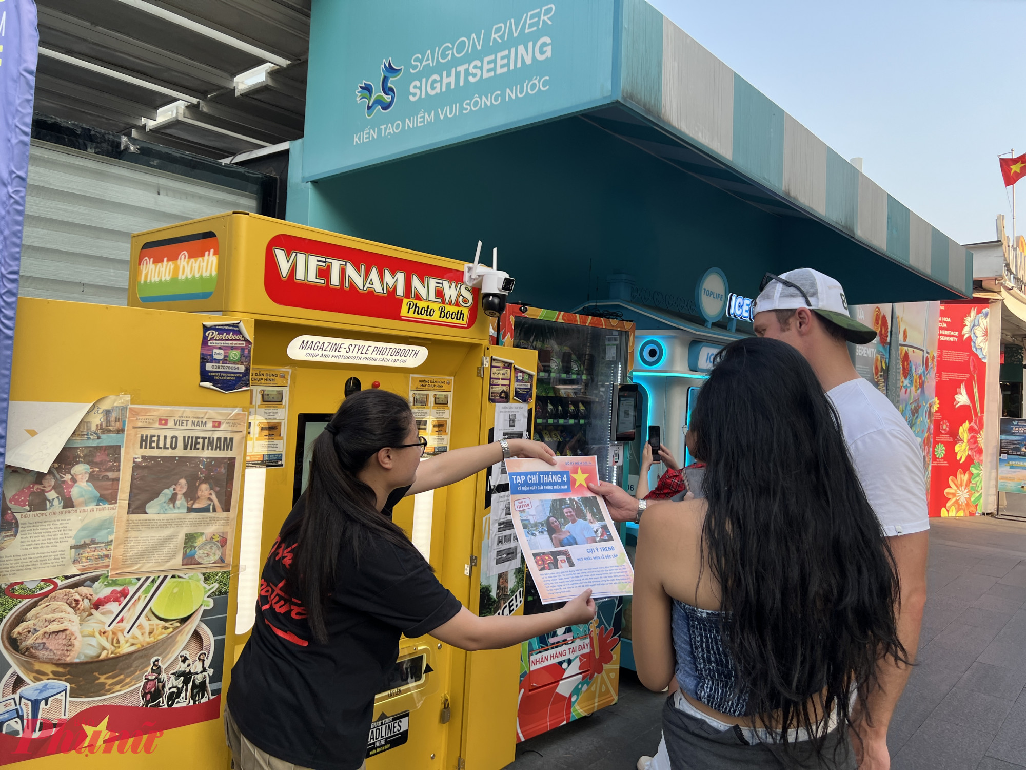 Ngoài nhận ảnh trực tiếp, khách chụp ảnh có thể quét mã nhận file mềm trên điện thoại. Ảnh: Quốc Thái