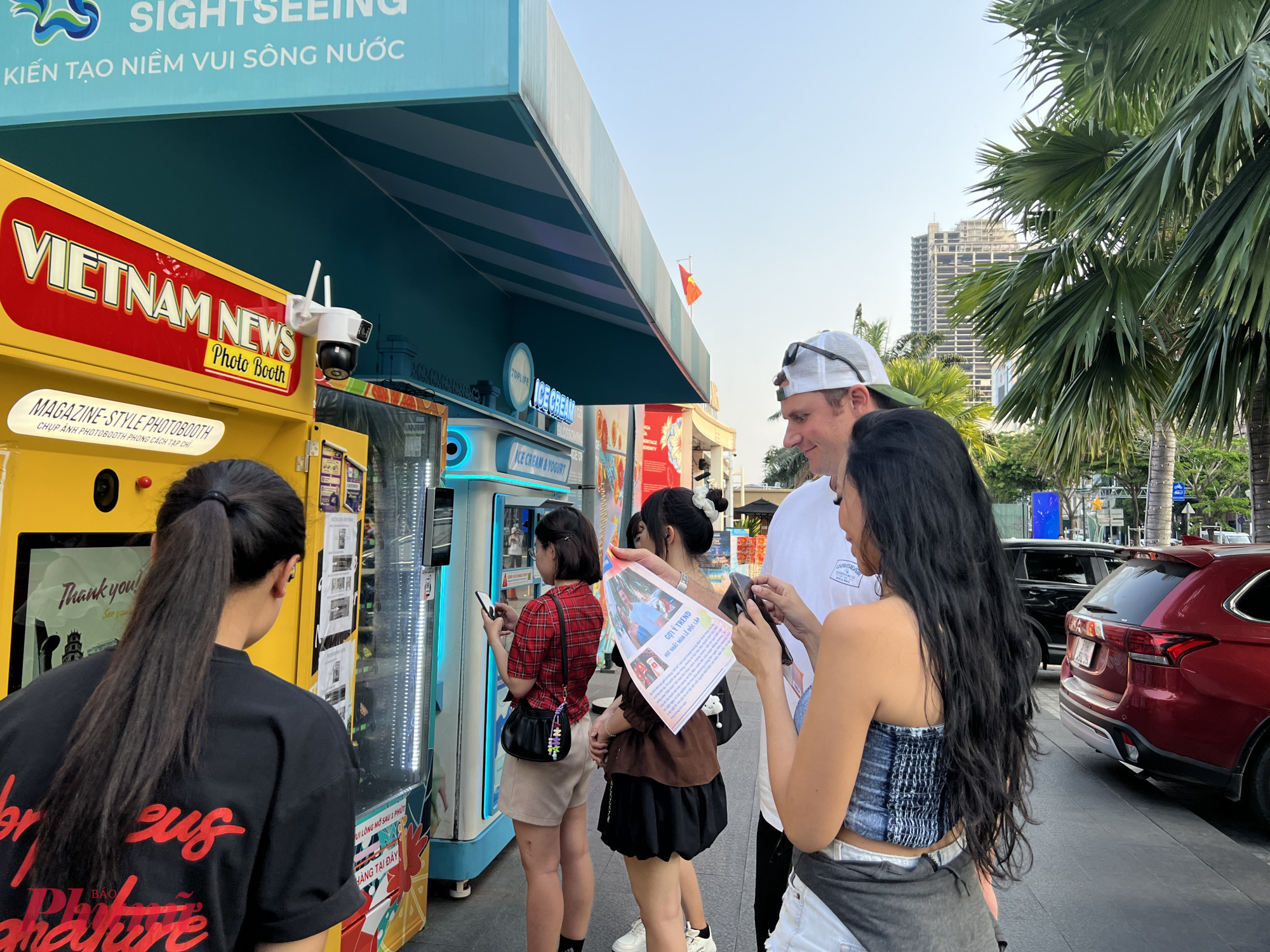 Một photobooth ở khu vực công viên bến Bạch Đằng hút khách quốc tế. Ảnh: Quốc Thái