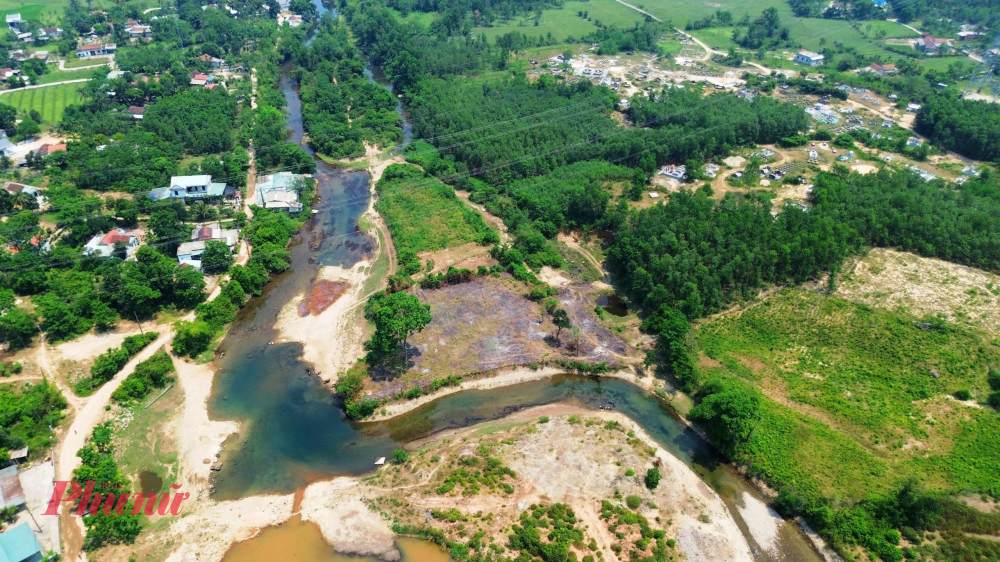 Ban Quản lý Khu kinh tế, công nghiệp TP Huế (BQL) thông tin, hiện dự án không có hoạt động xây dựng nào được triển khai tại hiện trường. Dự án Suối Voi được BQL cấp quyết định chủ trương đầu tư năm 2017 và điều chỉnh năm 2020; có vốn đầu tư 1.020 tỷ đồng, diện tích sử dụng đất khoảng 51,89ha, dự kiến hoàn thành đưa vào hoạt động năm 2023. 