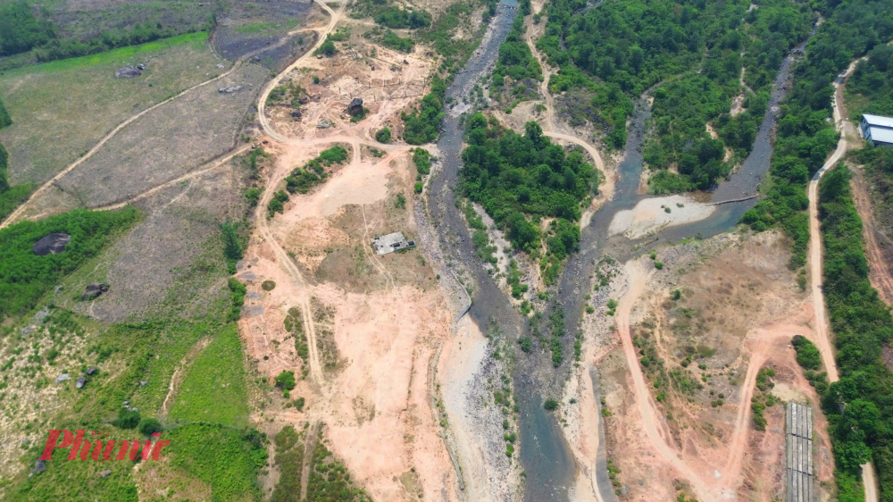 Trên diện tích hàng chục ha đất dự án hiện nham nhở những đống đất đá và các hạng mục bằng bê tông xây dựng dở dang, sắt thép gỉ sét...