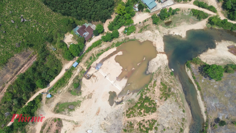 Có mặt tại dự án này vào giữa tháng 4/2026 phóng viên báo Phụ nữ TP HCM nhận thấy sau gần  9 năm, khu du lịch này chỉ là một công trường dang dở. Trên diện tích hàng chục ha đất dự án hiện nham nhở những đống đất đá và các hạng mục bằng bê tông xây dựng dở dang, sắt thép gỉ sét...