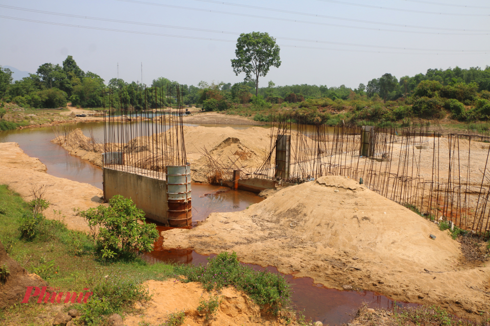 , sau một thời gian thi công, nhiều hạng mục còn dang dở, dự án chậm tiến độ kéo dài, đến nay nằm trong tình trạng “án binh bất động”.