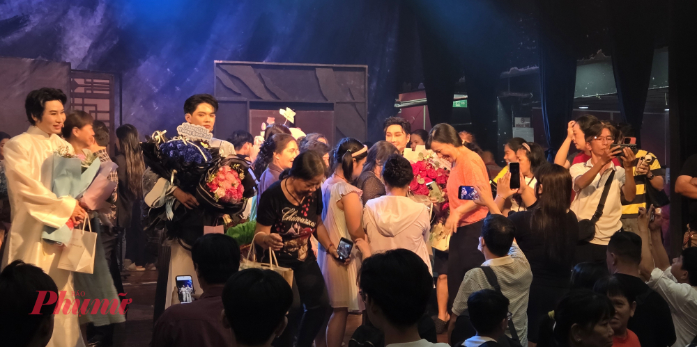 Đêm công diễn Lôi vũ kín ghế, tạo động lực để vở tái diễn (dự kiến trong tháng Sáu).