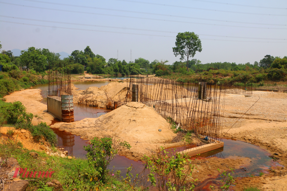 Từ khi dự án Suối Voi được cấp chủ trương giao Cty Hoa Lư - Huế thì người dân nơi đây buộc phải dừng kinh doanh, buôn bán, mất thu nhập, mất việc làm để nhường đất cho dự án.