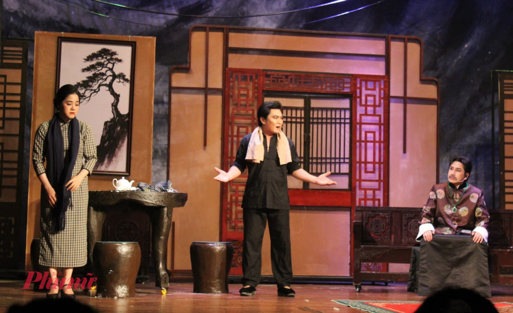 NSƯT Vũ Luân (bìa phải) đánh giá cao lòng yêu nghề của các diễn viên trẻ, như Bích Trâm (từ An Giang), Lê Duy (từ Cần Thơ) đã chịu khó sắp xếp