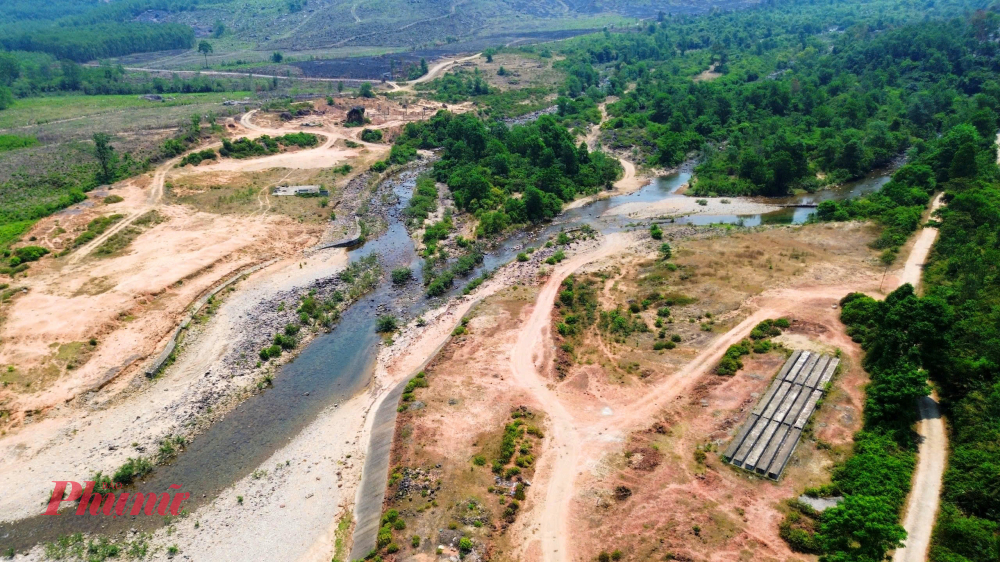Do dự án chậm tiến độ, ngày 14.3.2022, Thanh tra Sở Kế hoạch và Đầu tư tỉnh Thừa Thiên Huế (nay là TP Huế) ban hành quyết định xử lý vi phạm hành chính Công ty Hoa Lư - Huế số tiền 70 triệu đồng. Đến tháng 3.2024, dự án vẫn tiếp tục trây ỳ, Sở Kế hoạch và Đầu tư đã xử phạt công ty này số tiền 70 triệu đồng (hình ảnh các thanh bê tông bám rêu phong trong dự án).