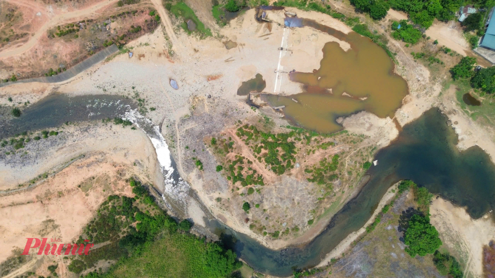 Hiện tại khu vực dự án không có hoạt động xây dựng nào được triển khai. Dự án khu du lịch Suối Voi vì vậy tiếp tục trong tình trạng “đắp chiếu” kéo dài, chờ quyết định xử lý cuối cùng từ cơ quan có thẩm quyền.