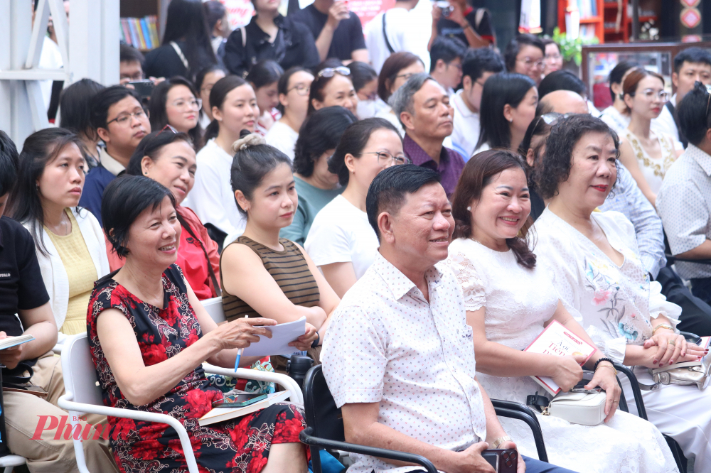 Khách tham dự bày tỏ sự thích thú và hào hứng trước sự giàu đẹp của tiếng Việt