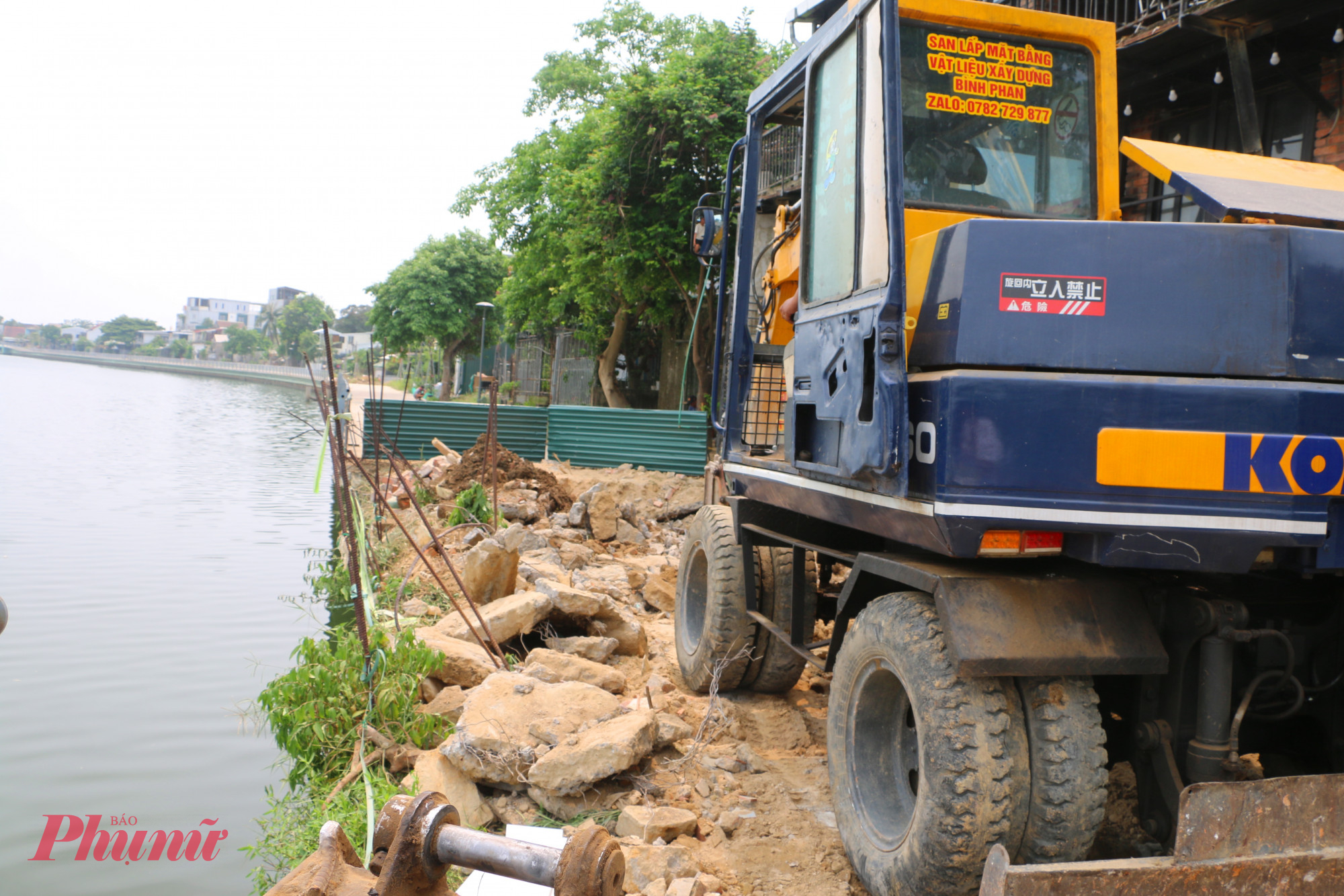 Trong sáng 19/4 phần rào chắn đã được tháo, các đơn vị thi công đang tiến hành san ủi mặt băngf