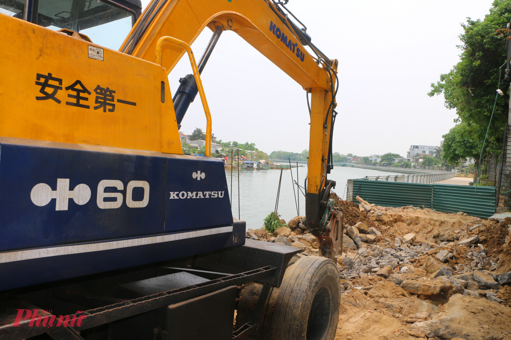 Hiện tại lực lượng chức năng tháo dỡ công trình, di chuyển tài sản theo đúng quy định