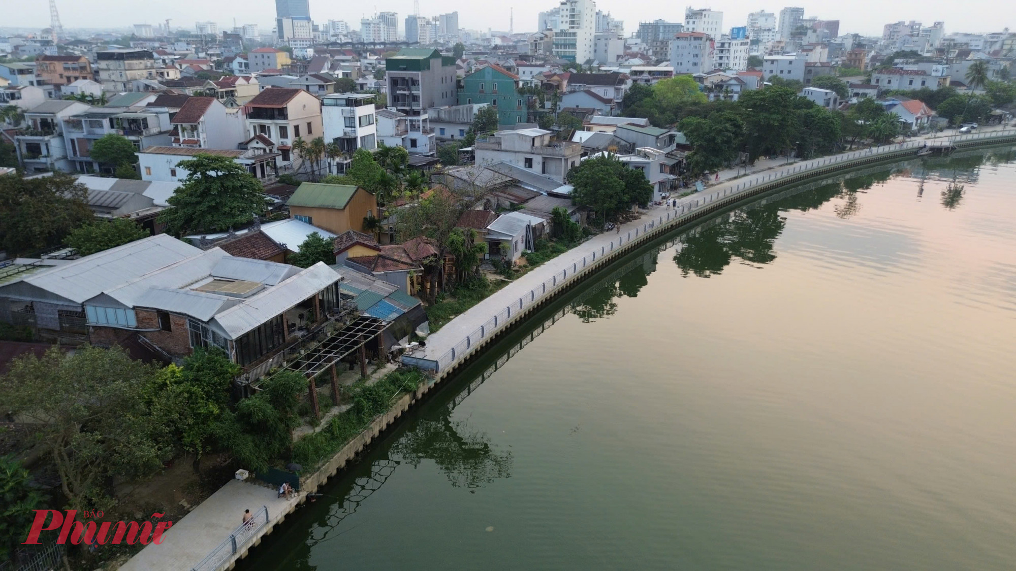 Do vướng mắc trong công tác đền bù, giải phóng mặt bằng để thi công dẫn đến dự án trễ hẹn thời gian hoàn thành gần 1 năm