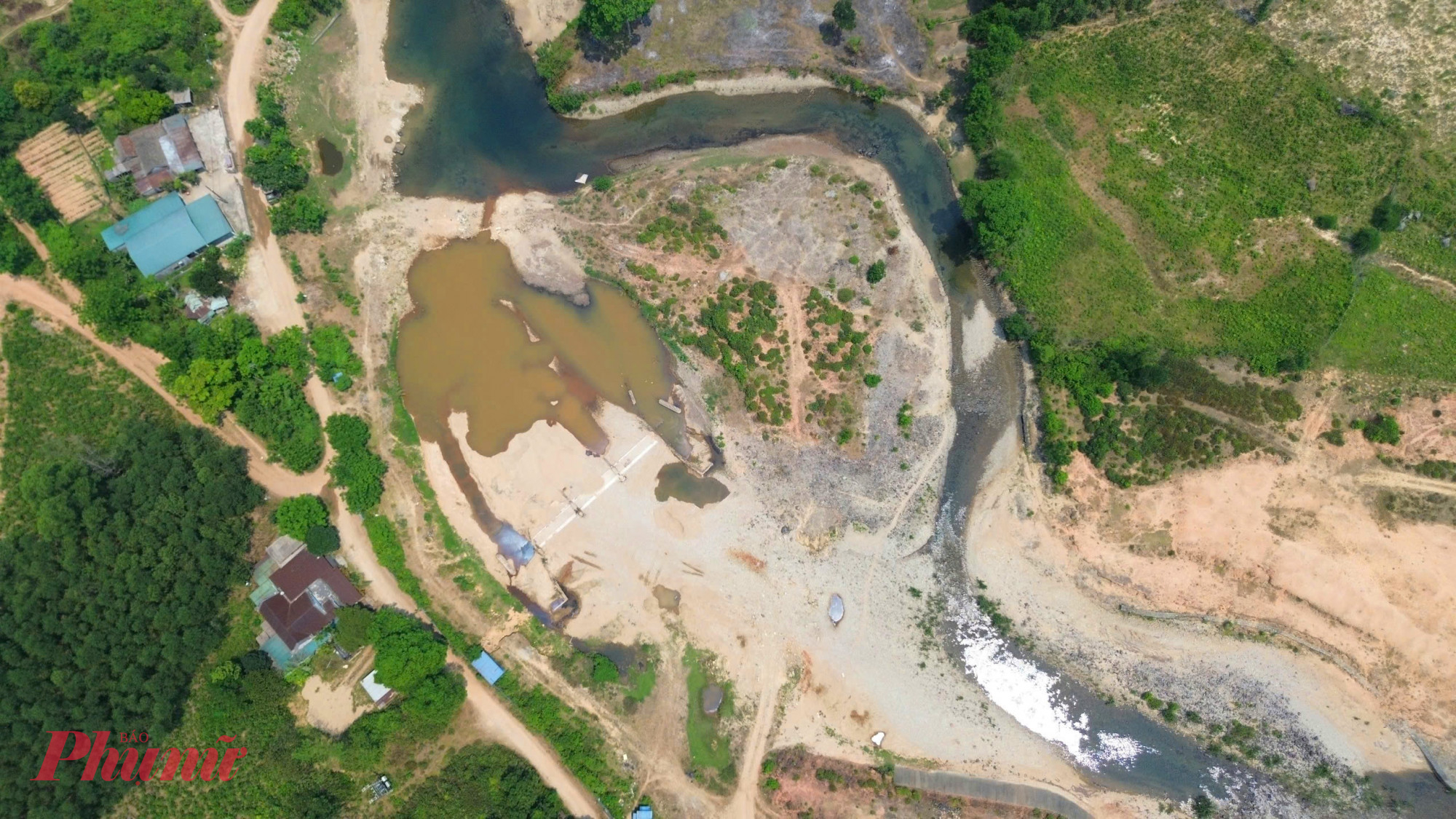 Trả lời câu hỏi của báo chí tại buổi họp báo quý 1/2026, ông Hoàng Việt Cường, Chánh Văn phòng UBND TPHuế trao đổi, “Đến thời điểm hiện tại, các cơ quan cấp trên chưa có ý kiến nhưng khả năng việc giải quyết dự án sẽ được giao về cho địa phương. Hiện UBND TP đang báo cáo Ban Thường vụ Thành ủy về dự án”, ông Cường nói. Trả lời câu hỏi của báo chí tại buổi họp báo quý 1/2026, ông Hoàng Việt Cường, Chánh Văn phòng UBND TPHuế trao đổi, “Đến thời điểm hiện tại, các cơ quan cấp trên chưa có ý kiến nhưng khả năng việc giải quyết dự án sẽ được giao về cho địa phương. Hiện UBND TP đang báo cáo Ban Thường vụ Thành ủy về dự án”, ông Cường nói.  