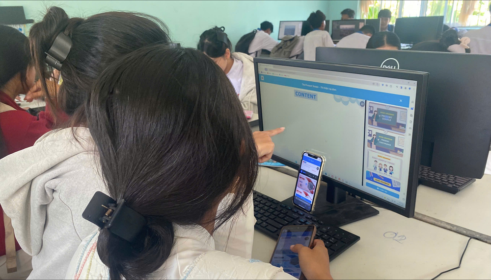 Học sinh THPT Nguyễn Khuyến, TP Cần Thơ trải nghiệm trạm video ở Tuần lễ Đọc sách 2026 - Ảnh: DLib K12