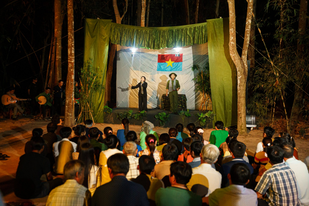 Buổi tối khách có thể trải nghiệm tour đêm 'Trăng chiến khu, là chương trình du lịch đặc sắc, tái hiện cuộc sống, sinh hoạt và chiến đấu của quân dân đất thép về đêm dưới ánh trăng. Ảnh: Q.T