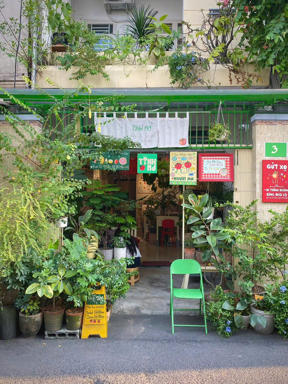 Tinh Mơ - Tiệm cà phê và trà (3 Đường số 2, phường Hạnh Thông) mang đến một “phiên bản Nhật Bản” nhẹ nhàng và có phần mộng mơ hơn, đúng như tên gọi. Không gian được phủ bởi sắc xanh của cây lá, kết hợp với những chi tiết gỗ sáng màu và ánh sáng tự nhiên chan hòa, tạo nên cảm giác trong trẻo như một buổi sáng sớm ở Kyoto. Quán không quá cầu kỳ trong trang trí nhưng lại ghi điểm nhờ sự tinh giản và hài hòa – đúng tinh thần wabi-sabi đặc trưng của Nhật.