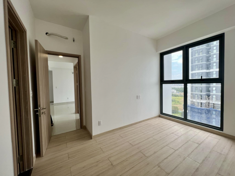 Căn hộ khu Cát Lát trần cao, cửa kính rộng mới bàn giao khá thu hút. Ảnh: Nam Anh