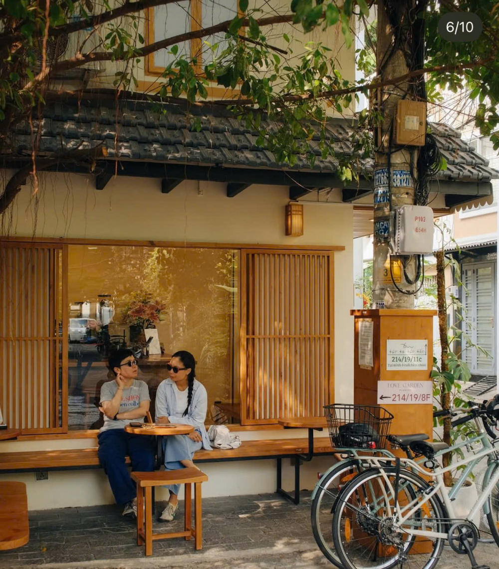 Nằm trong một con hẻm thơ mộng, khi đến quán bạn chỉ cần đưa máy lên là đã có được một góc check-ịn xịn xò.