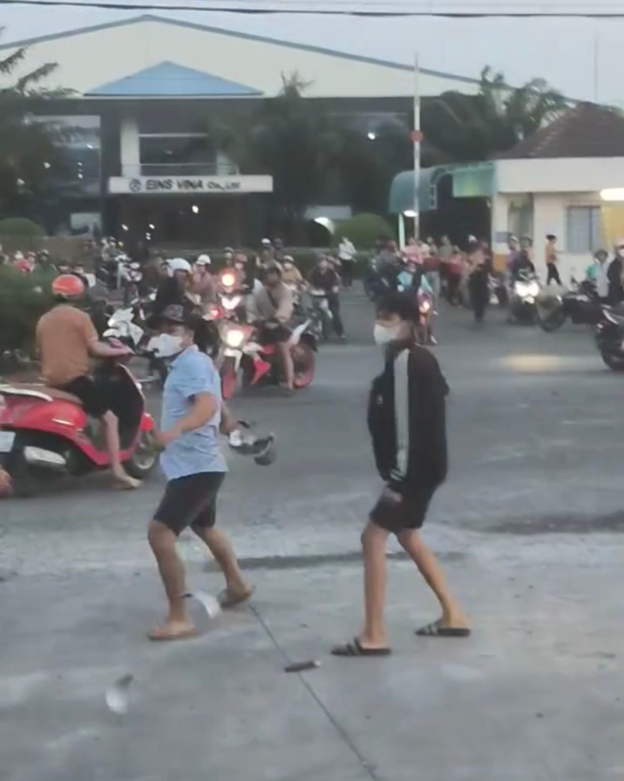 Ảnh cắt từ clip vụ việc.