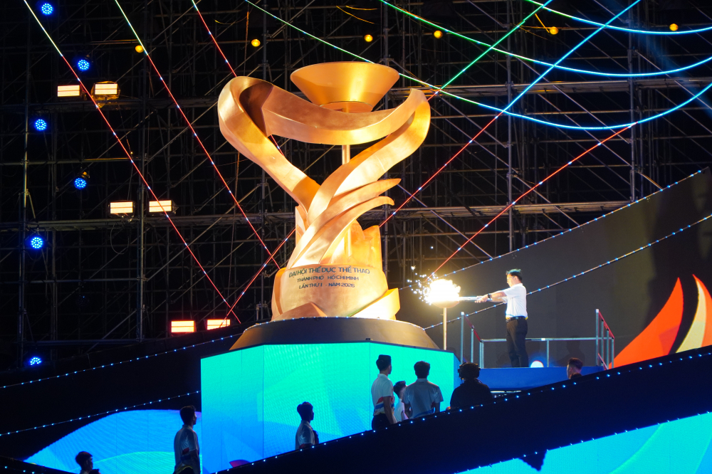 đồng chí Nguyễn Mạnh Cường - Phó Chủ tịch Ủy ban nhân dân TPHCM thắp sáng đài lửa, chính thức khai mạc Đại hội.