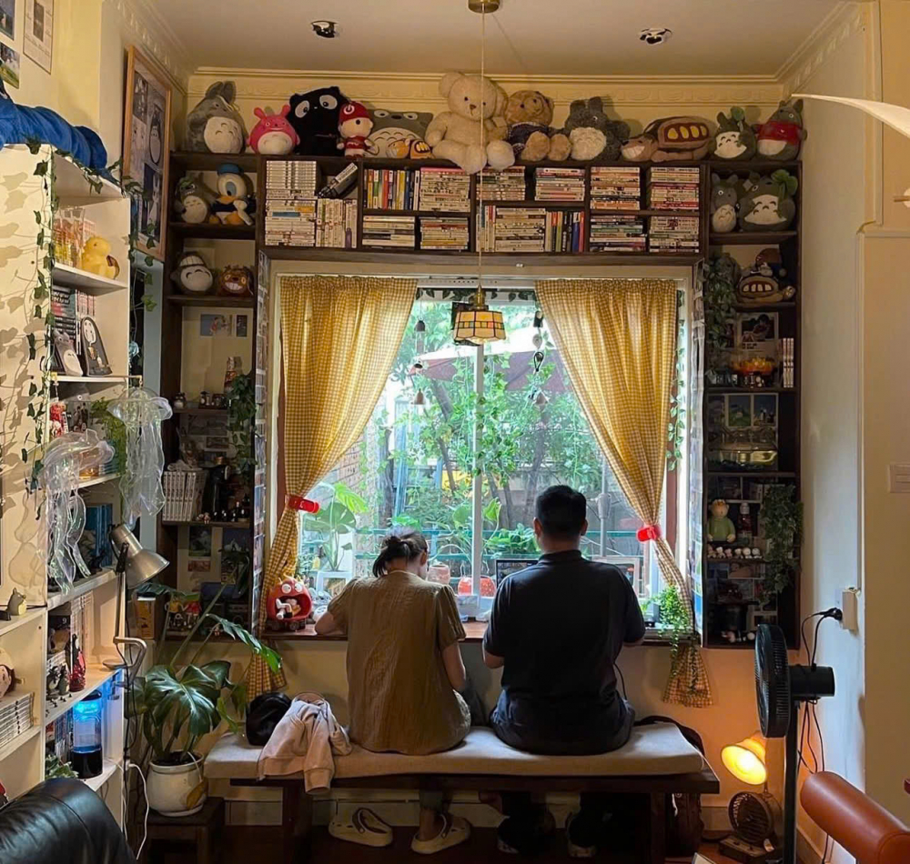 Không chỉ dừng lại ở yếu tố thị giác, quán còn tạo điểm nhấn bằng những trải nghiệm mang tính “tĩnh” – đúng tinh thần Nhật Bản. Thực đơn thiên về cà phê và trà với cách trình bày tối giản, tinh tế. Một số góc ngồi được thiết kế thấp theo kiểu tatami, tạo cảm giác gần gũi và khác biệt so với quán cà phê thông thường. Đây là nơi lý tưởng để vừa nhâm nhi đồ uống, vừa “sống chậm” giữa lòng đô thị.