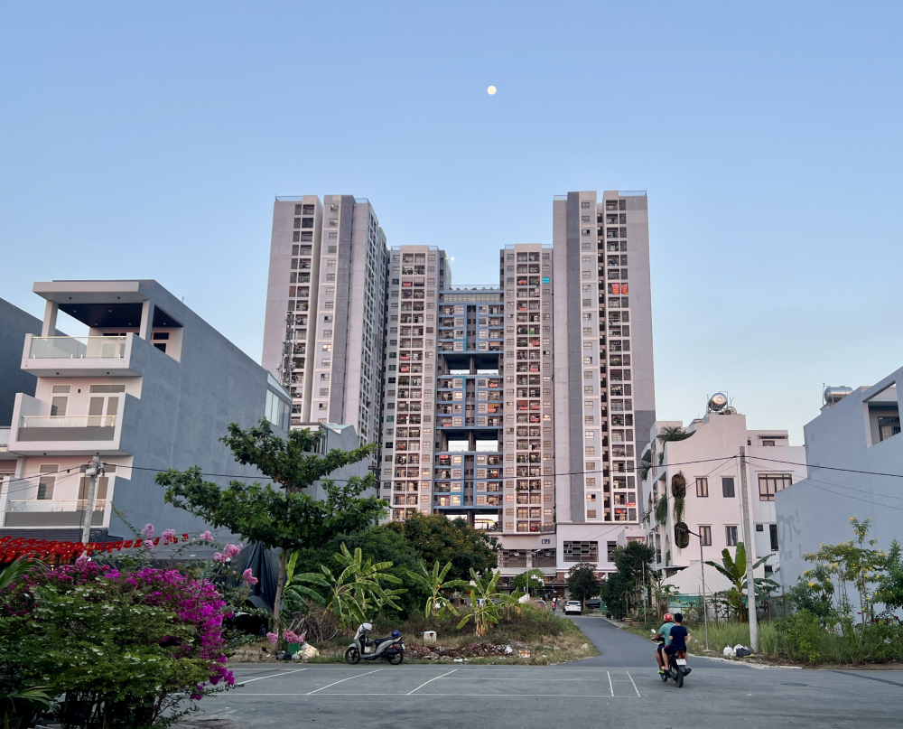 Nên đi tiền trạm nhiều lần, nhiều khung giờ khác nhau để cảm nhận rõ về nơi ở trước khi xuống tiền cọc, mua nhà. Ảnh: Quốc Thái