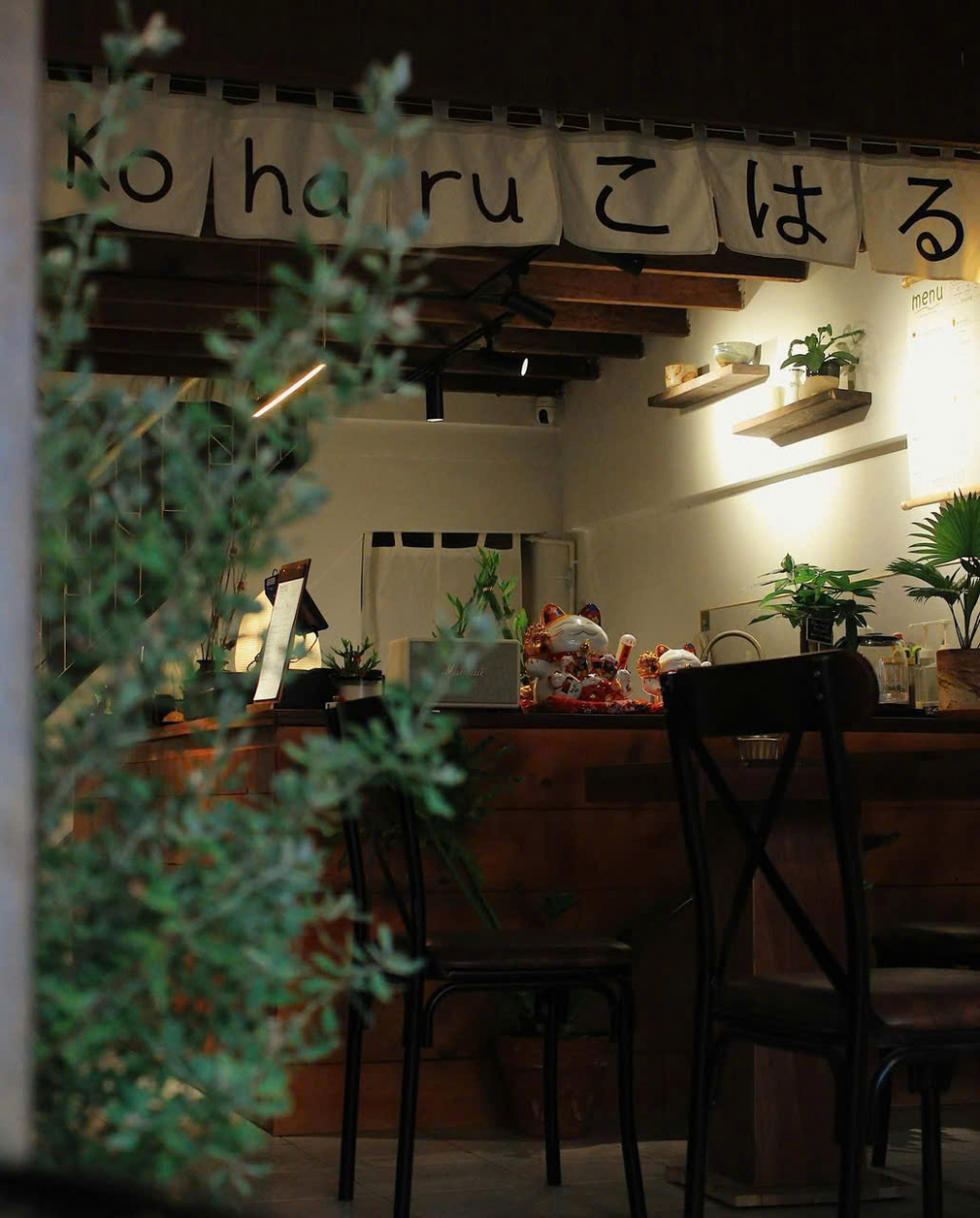 Koharu Coffee (48 Ba Gia, phường Tân Sơn Nhất) mang phong cách Nhật Bản hiện đại nhưng vẫn giữ được tinh thần truyền thống qua cách sử dụng vật liệu và bố cục không gian. Quán thường sử dụng gỗ sáng, kết hợp với cây xanh và ánh sáng tự nhiên để tạo nên một tổng thể thoáng đãng, nhẹ nhàng. Những chi tiết như cửa trượt, rèm vải hay các góc ngồi thấp giúp không gian trở nên gần gũi và đậm chất Á Đông.