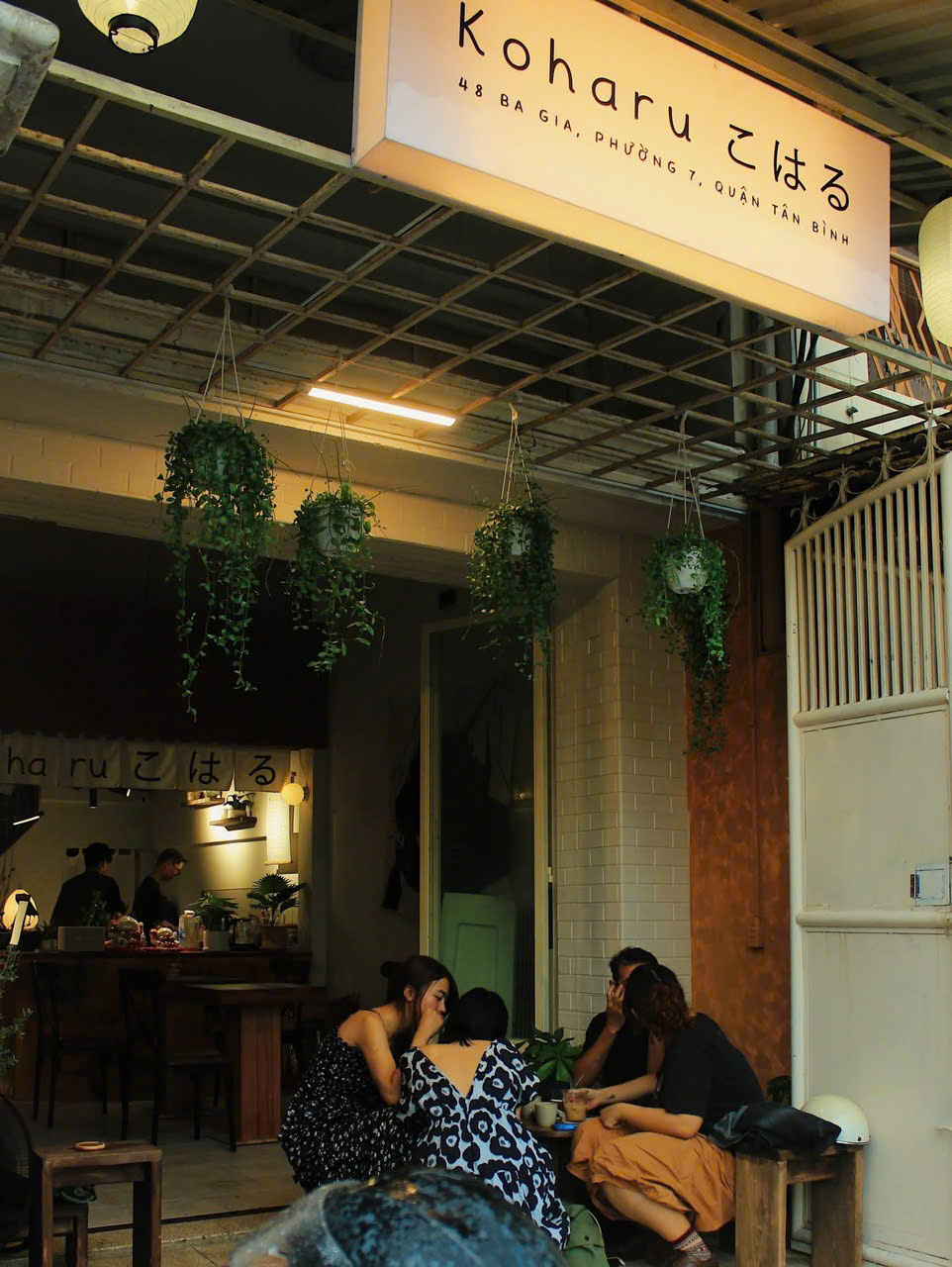 Ngay từ lối vào, quán đã tái hiện hình ảnh một ngôi nhà gỗ Nhật cổ, bao quanh bởi cây xanh, đèn đá và những tiểu cảnh được chăm chút kỹ lưỡng. Không gian mở, thoáng đãng cùng chất liệu gỗ chủ đạo tạo nên cảm giác yên bình, tách biệt hoàn toàn khỏi sự ồn ào bên ngoài. Ngoài những góc check-in mang năng lượng chữa lành, tại quán còn có khá nhiều những trò chơi để bạn có thể chơi cùng nhóm bạn như Mèo Nổ, bài Uno...