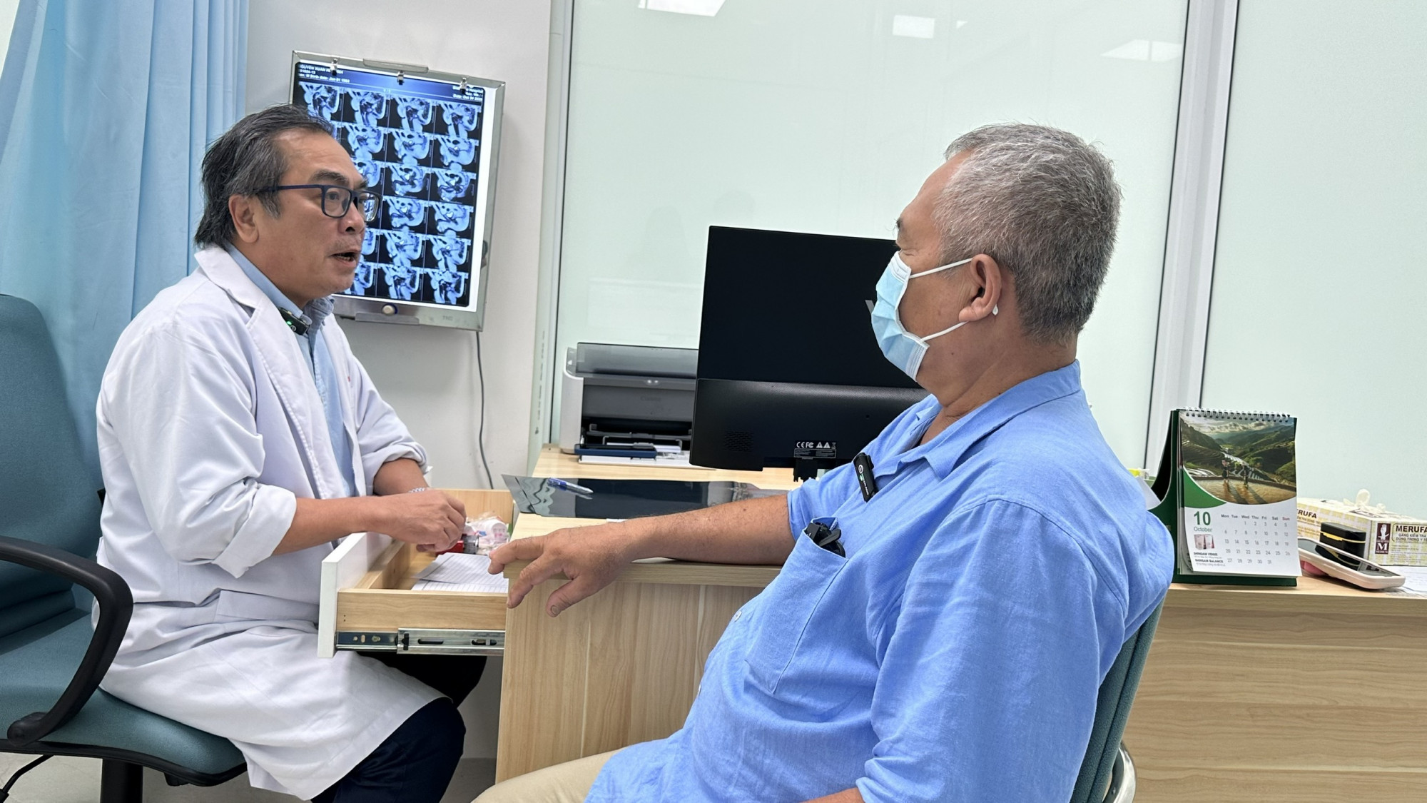 Bác sĩ Bệnh viện Bình Dân đang tư vấn cho người bệnh, ảnh BVCC