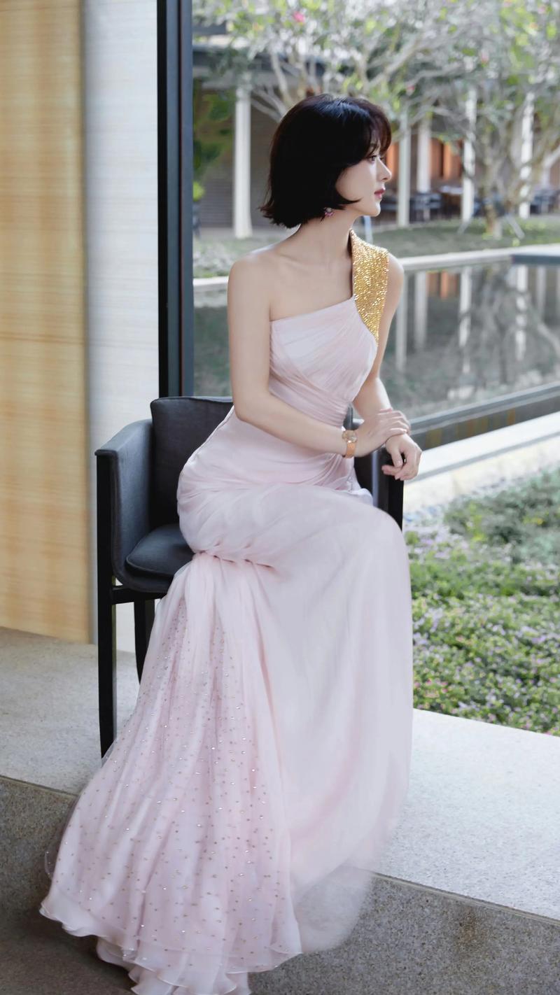 Vóc dáng mảnh mai giúp cô dễ dàng biến hóa với nhiều phong cách thời trang khác nhau.