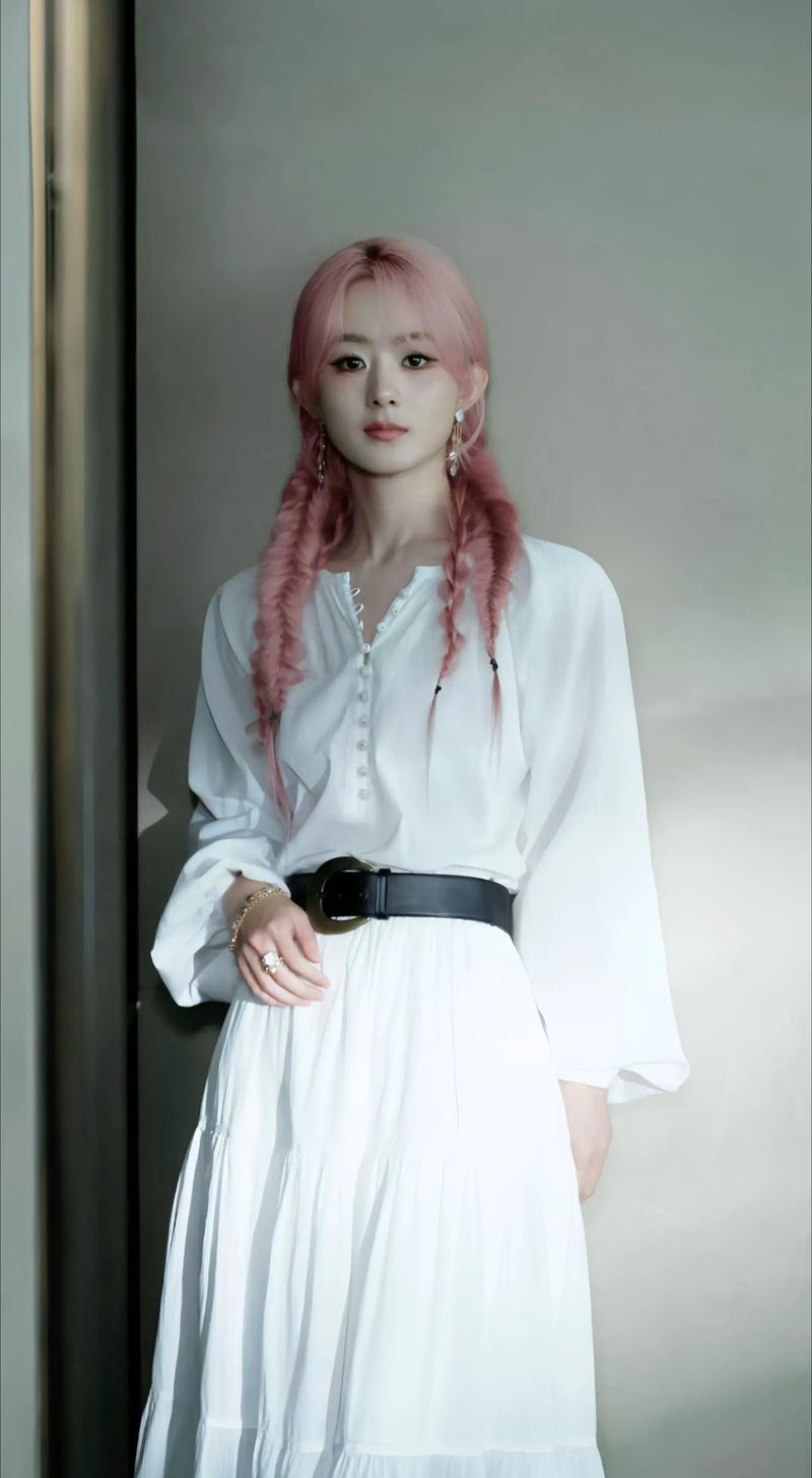 Triệu Lệ Dĩnh không ép cân khắc khe nhưng biết cách kiểm soát cân nặng để giữ sự chuyên nghiệp trong mắt công chúng.