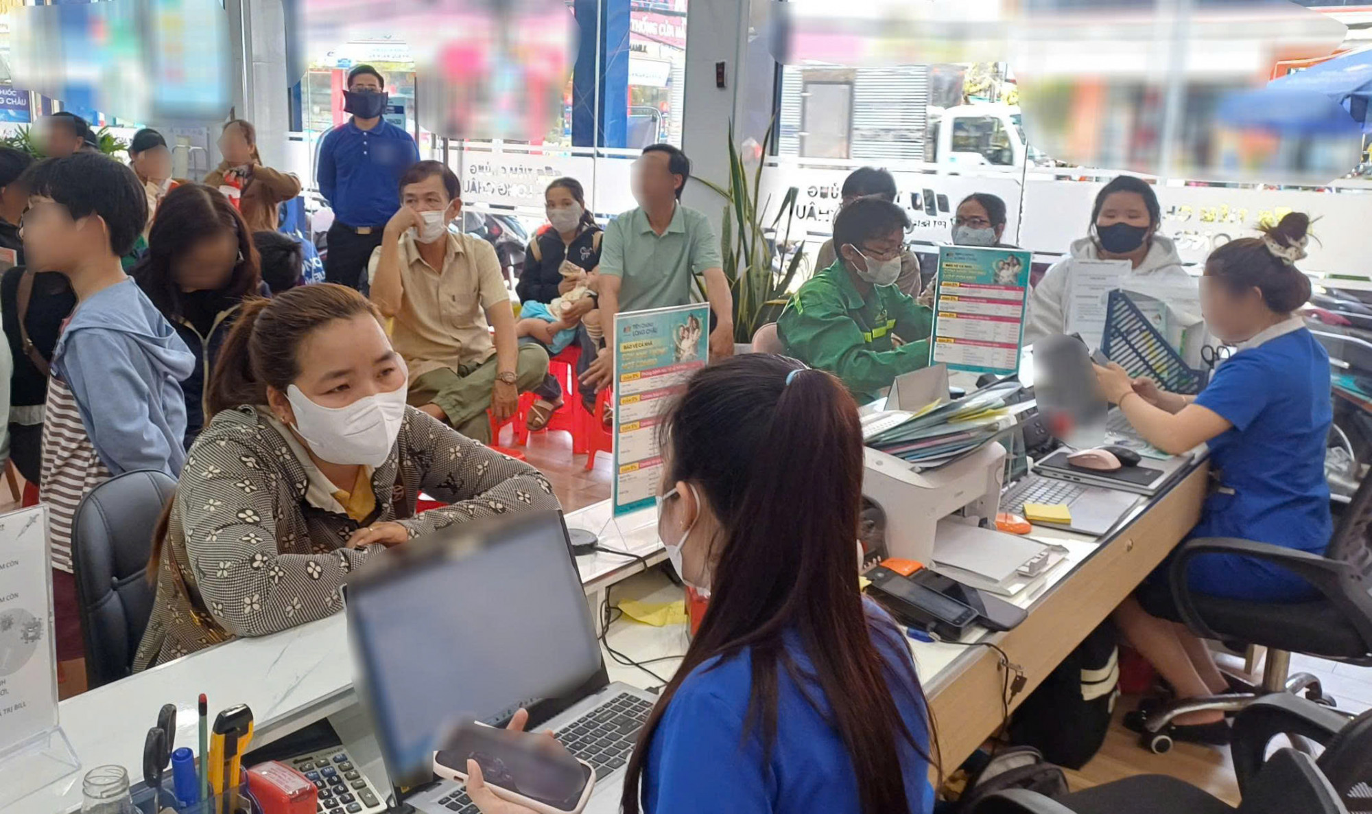 Sau khi tỉnh Cà Mau ghi nhận 3 ca nghi viêm não mô cầu, các trung tâm tiêm chủng trên địa bàn có đông người dân đến liên hệ tiêm vắc-xin phòng bệnh. Ảnh: Hoàng Thịnh