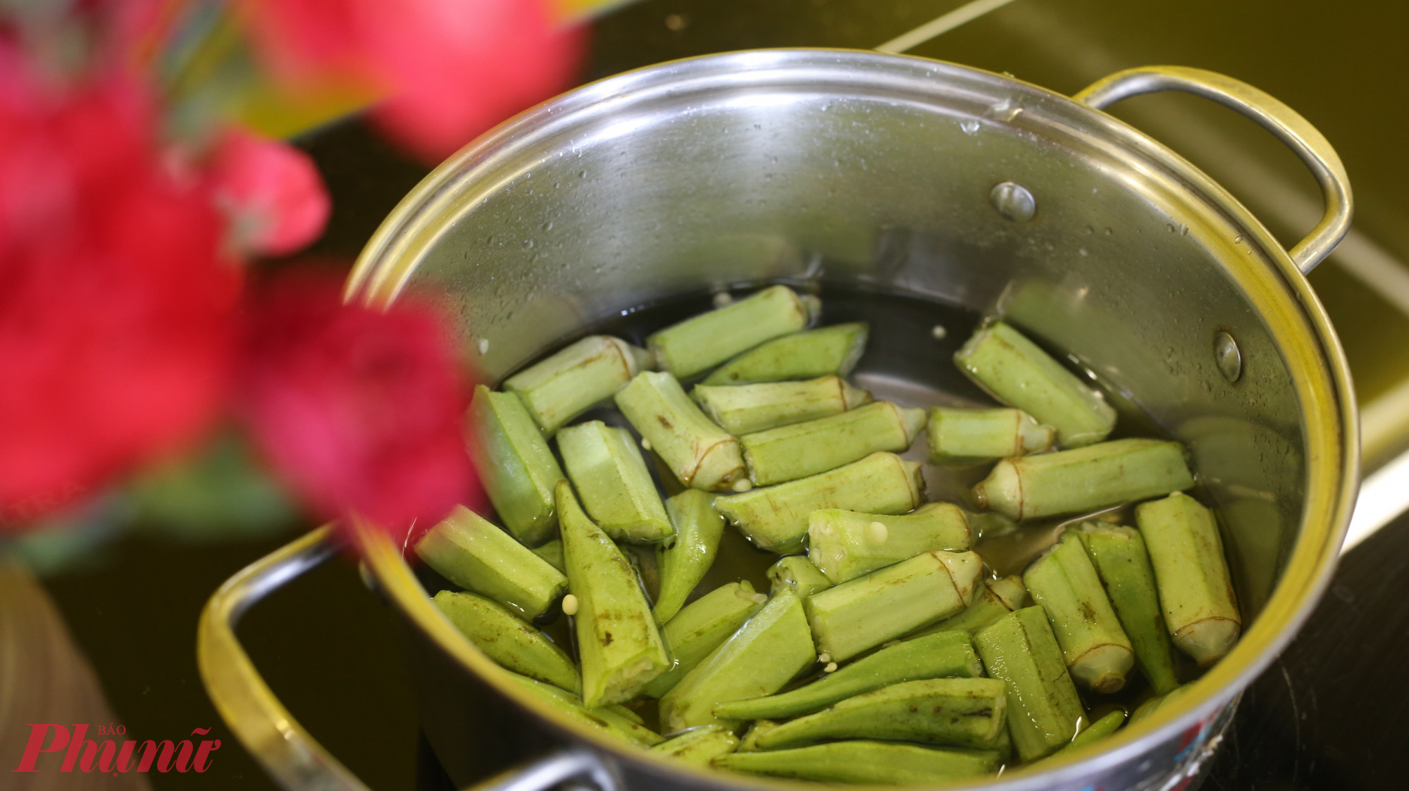 Luộc đậu bắp để chất nhầy tiết ra