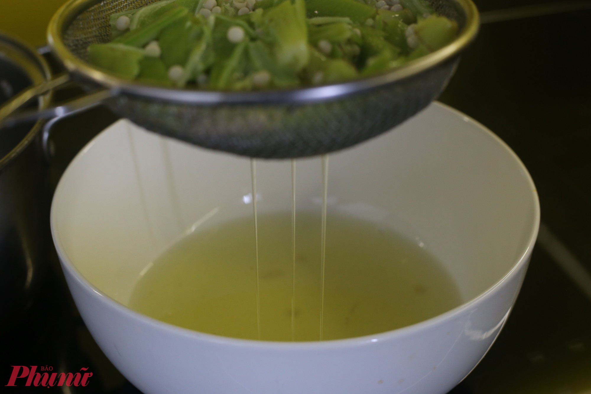 Lọc bỏ xác, chỉ lấy nước luộc đậu bắp 