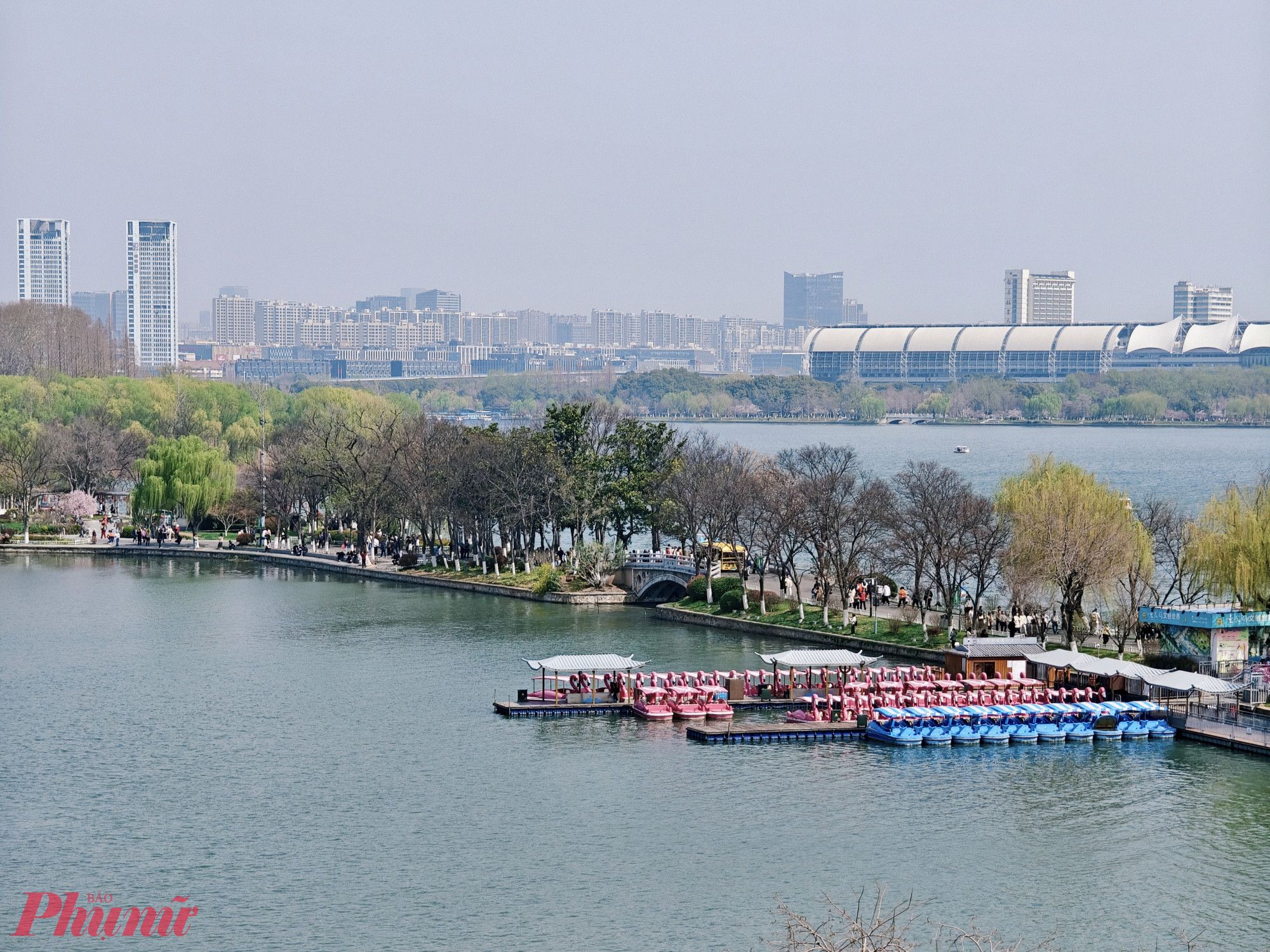 Tôi thích nhất ở chùa Kê Minh là vị trí giữa lòng Nam Kinh. Đứng từ chùa Kê Minh, du khách có thể phóng tầm mắt ra hồ Huyền Vũ và khu vực thành cổ, nơi những dấu tích lịch sử vẫn hiện hữu giữa nhịp sống đương đại.