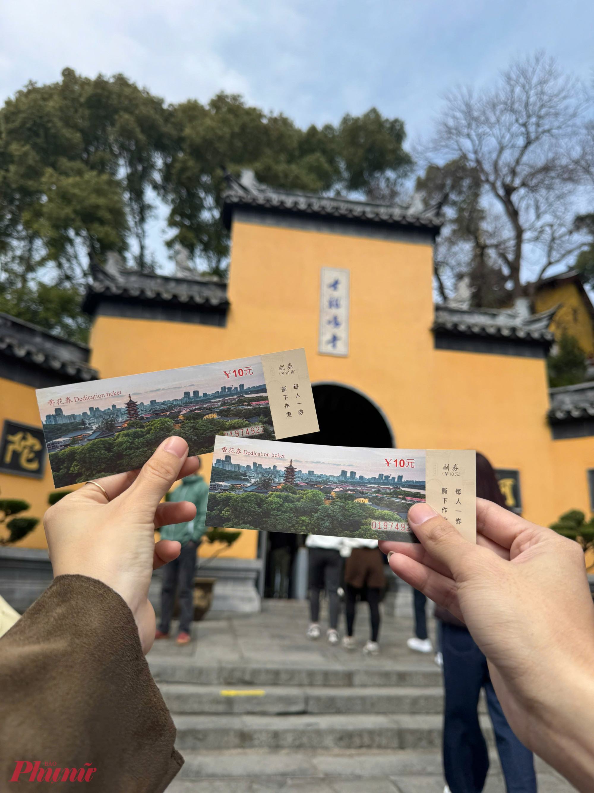 Theo các tư liệu phổ biến, chùa được xây dựng từ năm 527 vào thời Lương thuộc Nam triều, từng trải qua nhiều lần phá hủy, đổi tên và tái thiết trong suốt chiều dài lịch sử.